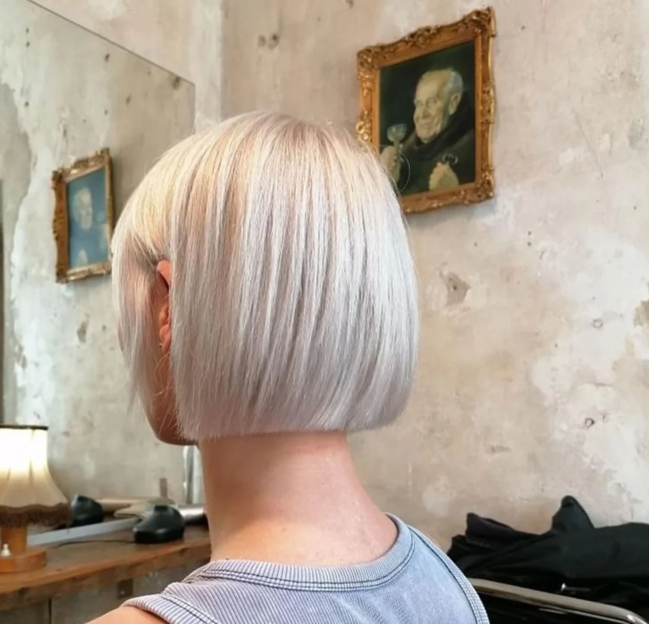 onelength bleached bob haircut in Berlin by Sammy at ESHK Friseur Neukolln